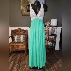 Chic Lace-Trimmed Green Maxi Dress